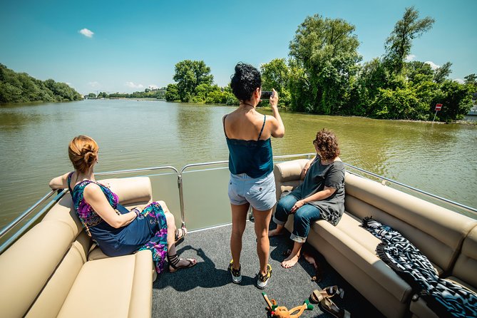 2 hours / Sightseeing Boat cruise Drinks Included - Approaching Kalemegdan Fortress from the Sava and Danube